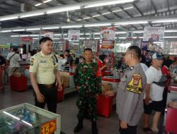 Bhabinkamtibmas dan Babinsa Sambangi Superindo Serua, Ingatkan Warga Jaga Keamanan